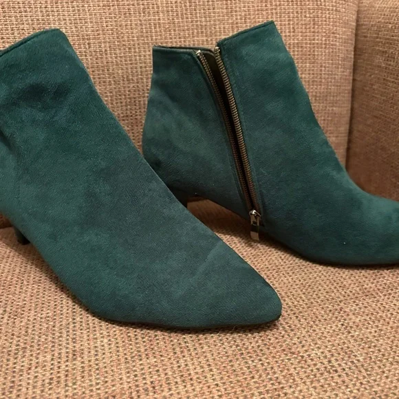 Women’s green Suede Ankle Boots with Side Zip - Picture 5 of 7